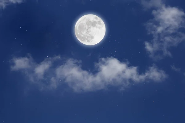 Volle maan met sterrenhemel en wolken achtergrond. Romantische nacht. — Stockfoto