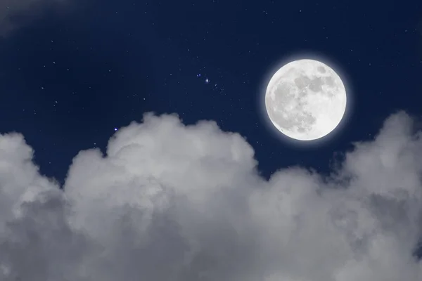 Volle maan met sterrenhemel en wolken achtergrond. Romantische nacht. — Stockfoto