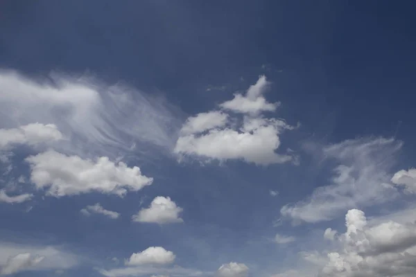 Wunderschöner blauer Himmel mit Wolken . — Stockfoto