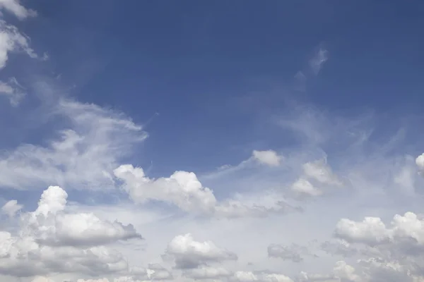 Maravilhoso céu azul com nuvem  . — Fotografia de Stock