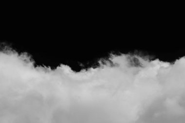 Kırpma yolu ile siyah arka plan üzerinde yalıtılmış bulutlar.