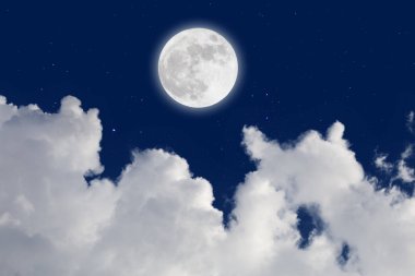 Yıldızlı ve bulutlar arka plan ile dolunay. Romantik gece. 