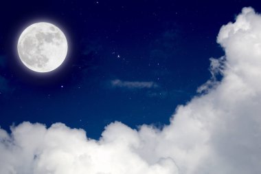 Yıldızlı ve bulutlar arka plan ile dolunay. Romantik gece. 