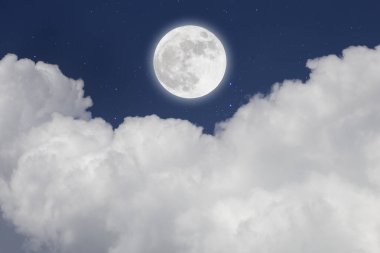Yıldızlı ve bulutlar arka plan ile dolunay. Romantik gece. 