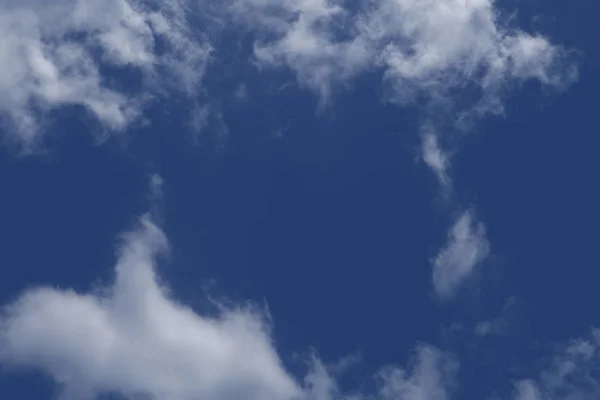 Piękne błękitne niebo i chmury. Koncepcja relaksu. — Zdjęcie stockowe