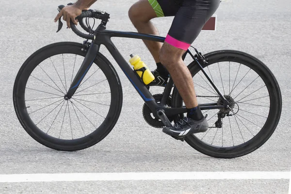 Ciclismo de competición, paseos en bicicleta por carretera de asfalto . — Foto de Stock