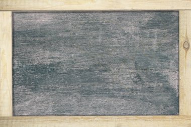 Çerçeve ahşap ile siyah tebeşir tahtası.