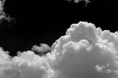 Siyah arka plan üzerinde bulutlar . Soyut drak.