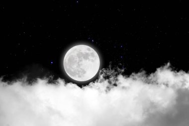 Yıldızlı ve bulutlar arka plan ile dolunay. Karanlık gece. 