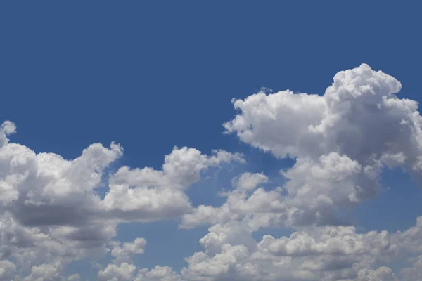 Céu azul bonito e nuvens. — Fotografia de Stock