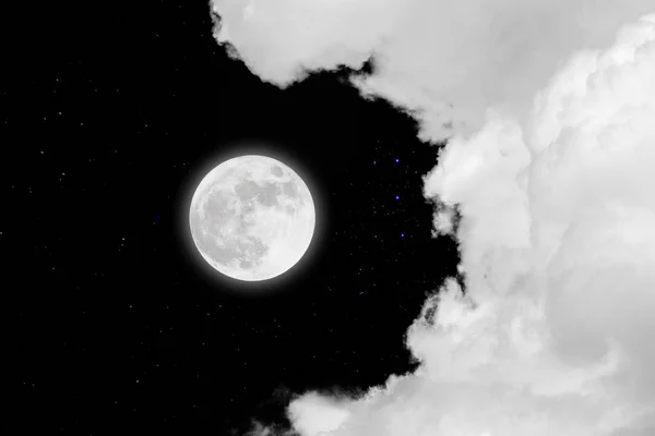 Volle maan met sterrenhemel en wolken achtergrond. Donkere nacht. — Stockfoto