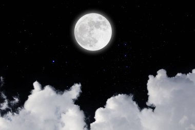 Yıldızlı ve bulutlar arka plan ile dolunay. Karanlık gece. 