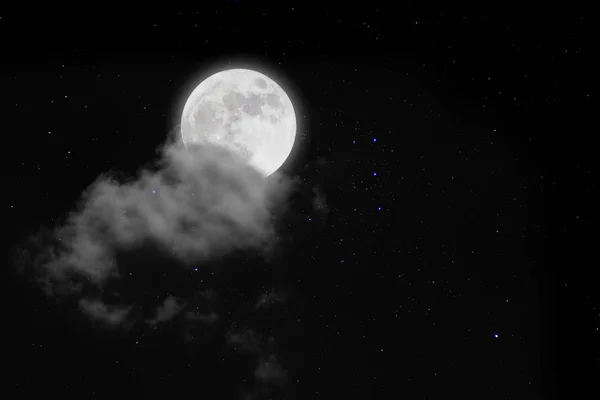 Lua cheia com fundo estrelado e nuvens. Noite romântica . — Fotografia de Stock