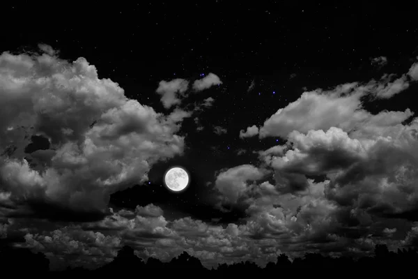 Volle maan met sterrenhemel en wolken achtergrond. Romantische nacht. — Stockfoto