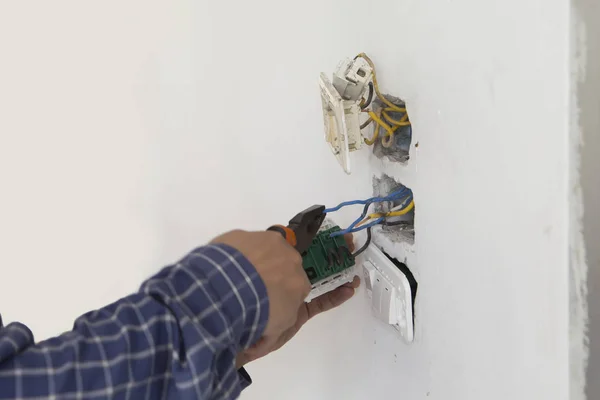 Eletricista a trabalhar na tomada. Conceito de reparação . — Fotografia de Stock