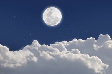 Yıldızlı ve bulutlar arka plan ile dolunay. Romantik gece. 