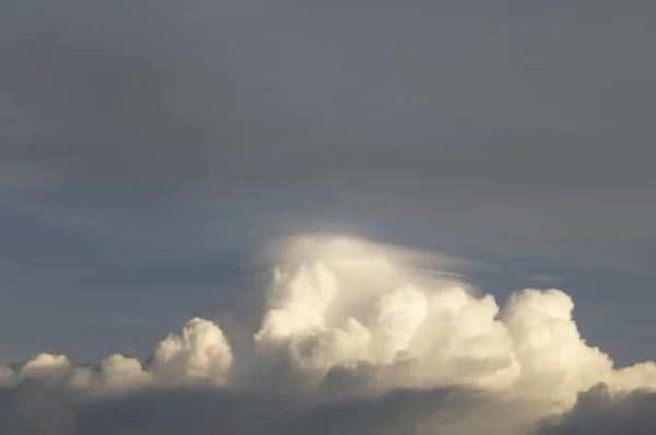 Wunderbare Wolke auf dem Hintergrund des Sonnenuntergangs. — Stockfoto