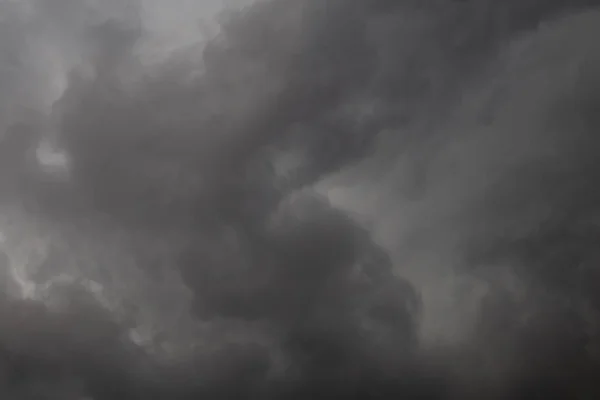 Gewitterwolken am Himmel im Hintergrund. abstraktes Konzept. — Stockfoto