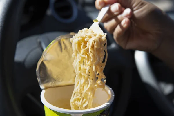 Empleado Comiendo Fideos Coche Mientras Atasco Tráfico —  Fotos de Stock