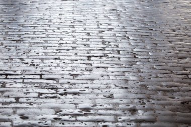 Eski kaldırım taşları kapanıyor. Eski konsept.