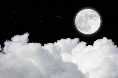 Dolunay, yıldızlı ve bulutlu arka plan bulanık. Romantik gece. 