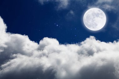 Dolunay, yıldızlı ve bulutlu arka plan bulanık. Romantik gece. 