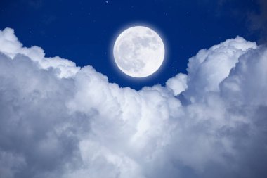 Dolunay, yıldızlı ve bulutlu arka plan bulanık. Romantik gece. 