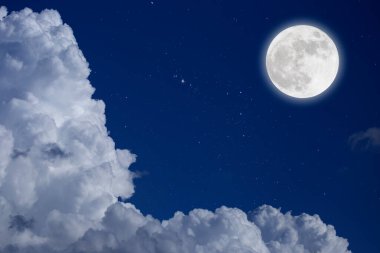 Dolunay, yıldızlı ve bulutlu arka plan bulanık. Romantik gece. 