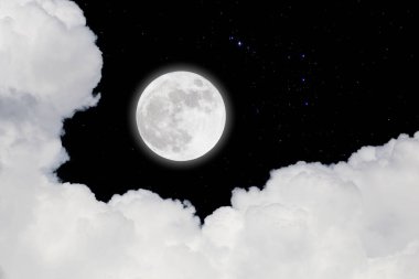 Dolunay, yıldızlı ve bulutlu arka plan bulanık. Romantik gece. 