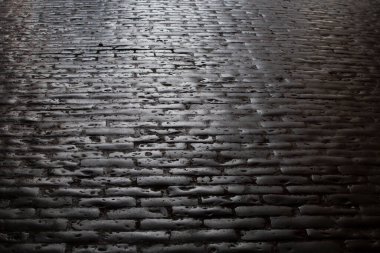 Eski kaldırım taşları kapanıyor. Eski konsept.