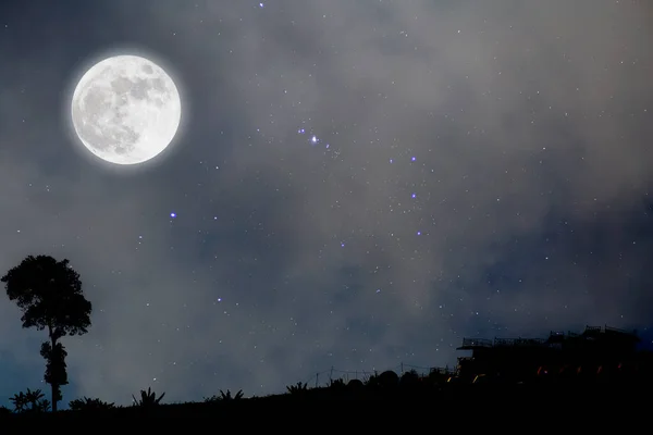 Lua Cheia Noite Estrelada Sobre Aldeia — Fotografia de Stock
