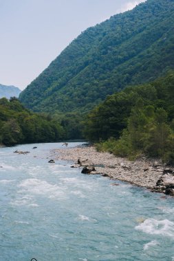 kayalar arasında dağ temiz nehir