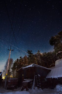 köyün üzerinde açık yıldızlı gökyüzü