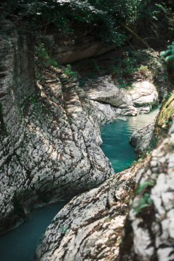kayalar arasında dar dağ nehri