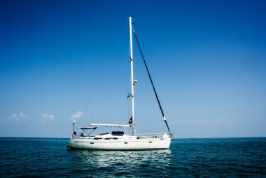 tekne denizde yüzüyor