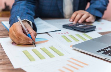 Finansal veriler hesaplanıyor ve analiz ediliyor