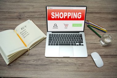 Dizüstü bilgisayar ile çevrimiçi alışveriş