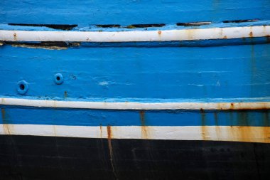 Yan görünümü kadar yakın eski mavi boyalı tekneyi terk