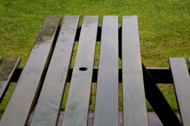 Yağmur altında bir parkta piknik tezgah