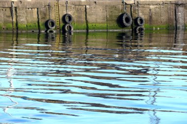 Eski lastikler ile liman duvar bir merdivenle