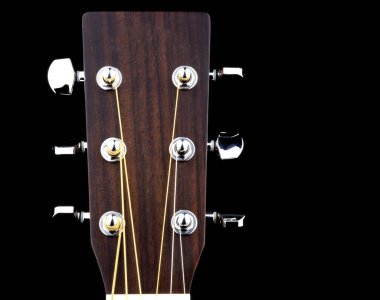 Siyah bir arka plan karşı izole akustik gitar peg head