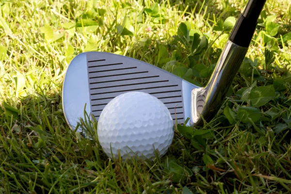 Klub Golfowy Żelaza Piłeczki Golfa Trawie Szorstki Pole Golfowe — Zdjęcie stockowe