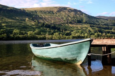 Kürekli bir İskoç loch iskeleye bağladım tekne