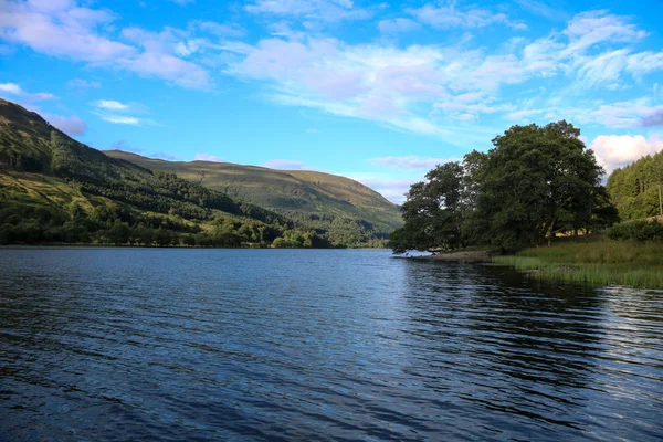 Highland Skotský Loch Počátkem Letního Večera — Stock fotografie