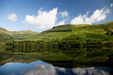 Bir İskoç yayla loch içinde ormanlık Hillside yansıyan