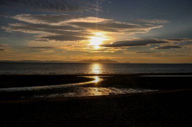 Gün batımında Ayr plaja Arran Adası