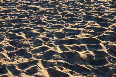 Güneşli kıyı Plajı'nda sakinleştirmek kum