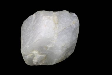 Kuvars siyah bir arka plan karşı izole parçası