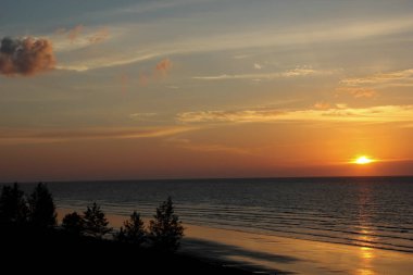 Borneo Güney Doğu Asya'daki tropikal bir plaj gün batımında,