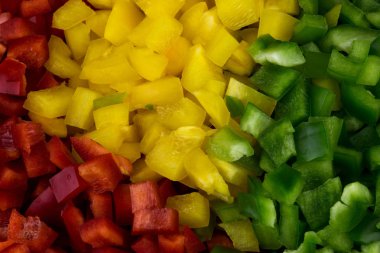 Kıyılmış sarı kırmızı ve yeşil capsicums görünümünü kapat